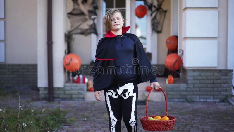 Fantasia masculina de vampiro assustador para o halloween em um fundo  desfocado