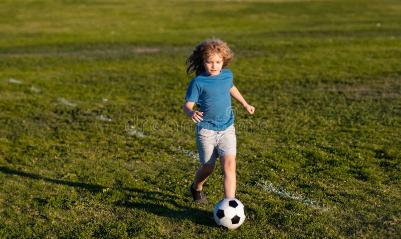 Jogo de futebol infantil. meninos jogando futebol no campo de