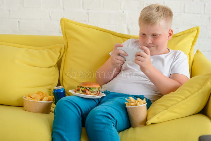 Garoto animado jogando jogo no celular. dois pais ajudando o filho