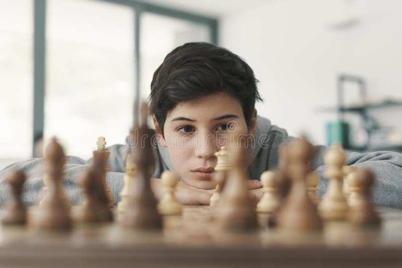 Garoto esperto aprende a jogar xadrez sozinho em seu quarto em