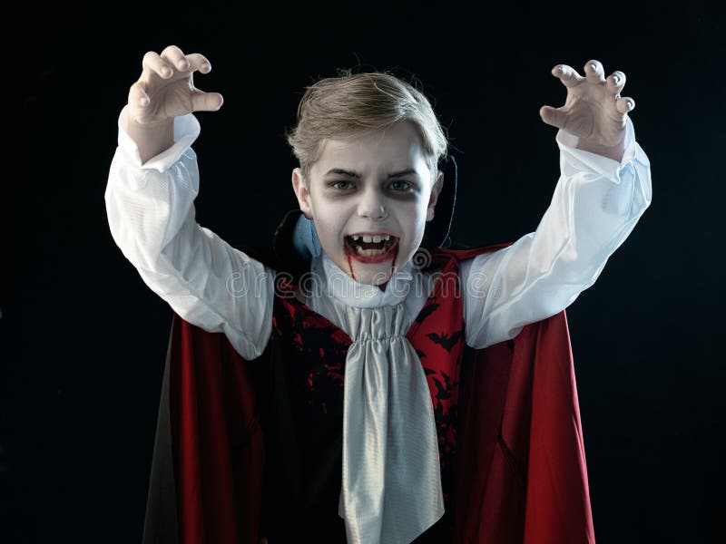 Garoto Na Fantasia De Maquiagem Do Vampiro De Halloween Foto de Stock -  Imagem de monstro, feriado: 230819714