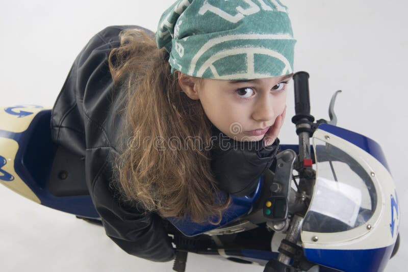 Criança Andando De Moto Com a Mão Levantada Imagem de Stock