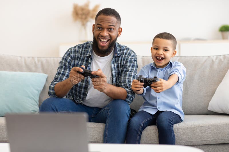 Pessoas Jogando Videogame E Se Divertindo Em Casa Imagem de Stock