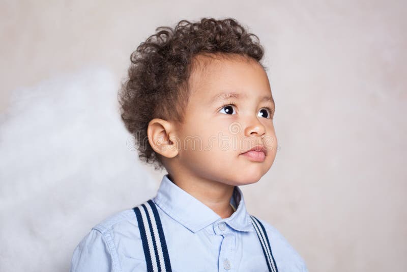 Garoto Negro Fecha Retrato De Sorriso Alegre Em Uma Camisa Azul Com  Suspensórios Brincadeira Afro-americana Nas Crianças Imagem de Stock -  Imagem de preto, afro: 152146495