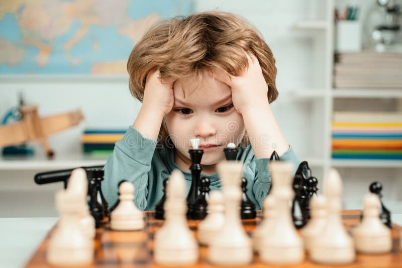 Mulher Ensinando Crianças a Jogar Xadrez Na Escola Foto de Stock