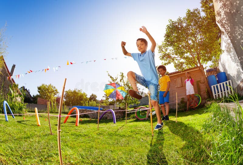Corrida Com Obstáculos Que Muitas Crianças Saltam Sobre a Barreira Imagem  de Stock - Imagem de preto, menino: 158142527