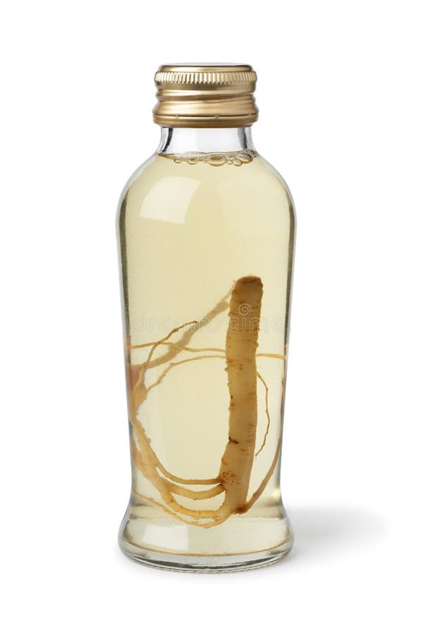 Garrafa com bebida de ginseng e raiz de ginseng sobre fundo branco fechar foto de stock royalty free