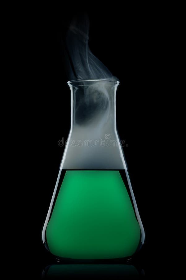 Garrafa com líquido verde imagens de stock royalty free Garrafa com líquido verde imagens de stock royalty free