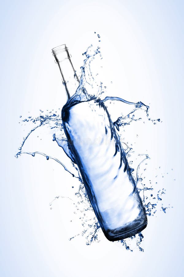 Garrafa com respingo líquido no azul fotografia de stock Garrafa com respingo líquido no azul fotografia de stock