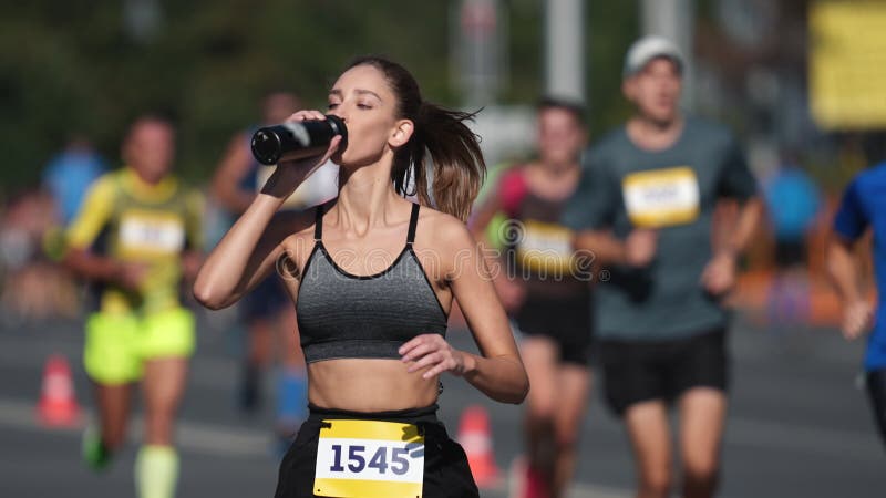 Maratona Campeã. Atleta Mulher Corredor. Competição Desportiva.  Desportista. Filme - Vídeo de lento, maratona: 280274958