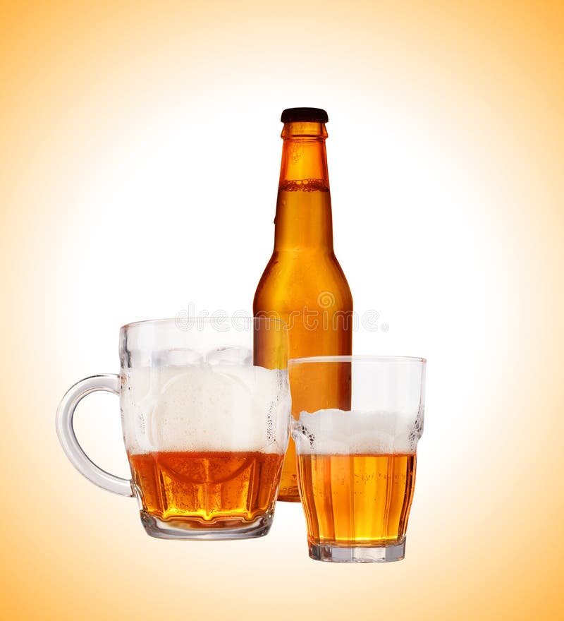 Garrafa da cerveja com uma caneca de cerveja imagem de stock Garrafa da cerveja com uma caneca de cerveja imagem de stock