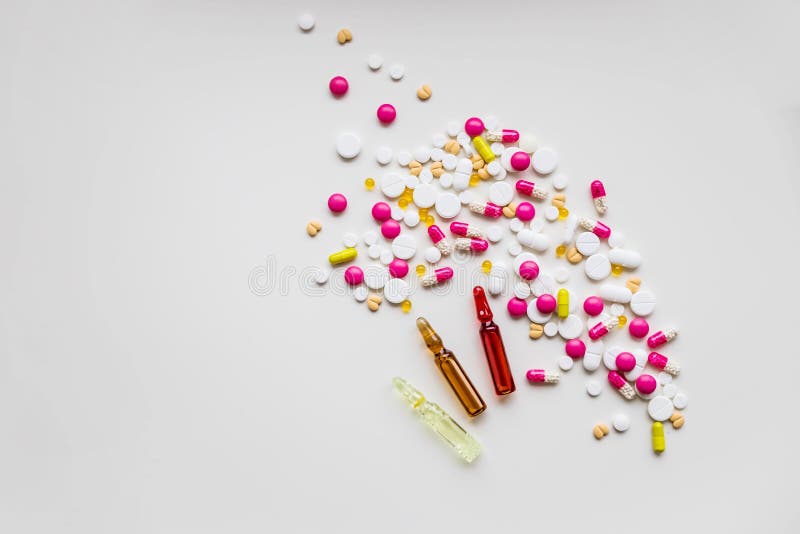 Garrafa da medicina para a injeção Tubos de ensaio e seringa de vidro médicos no laboratório para a vacinação Vacina colorida da imagem de stock Garrafa da medicina para a injeção Tubos de ensaio e seringa de vidro médicos no laboratório para a vacinação Vacina colorida da imagem de stock
