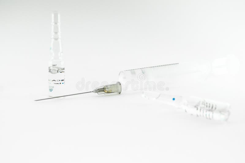 Garrafa da medicina para a injeção Tubos de ensaio e seringa de vidro médicos para a vacinação droga ou vacina líquida para o tra foto de stock Garrafa da medicina para a injeção Tubos de ensaio e seringa de vidro médicos para a vacinação droga ou vacina líquida para o tra foto de stock
