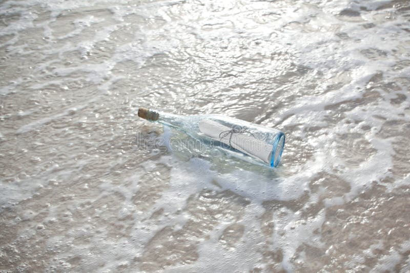 Garrafa Mensagem Ajuda Oceano imagens de stock