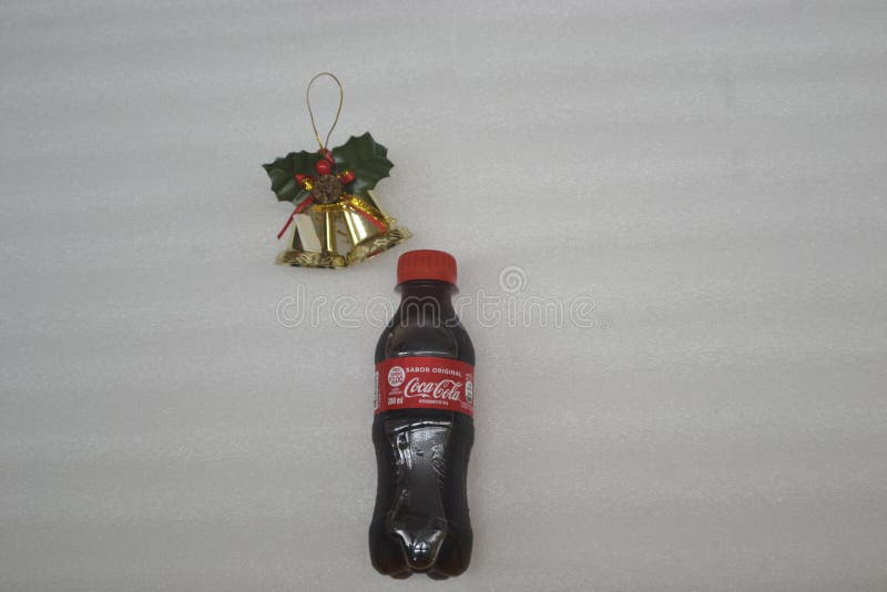 Coca-Cola Plástica Em Tamanho Promocional, Miniatura, Com Ornamento De Natal  Fotografia Editorial - Imagem de propaganda, brasil: 200441107