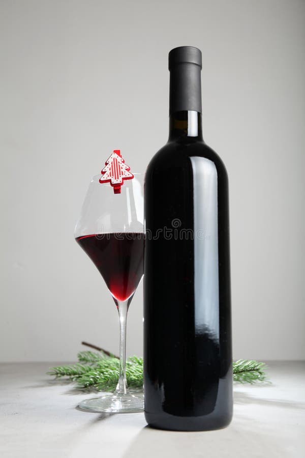 Garrafa do Natal do vinho, feriados de inverno imagem de stock royalty free Garrafa do Natal do vinho, feriados de inverno imagem de stock royalty free