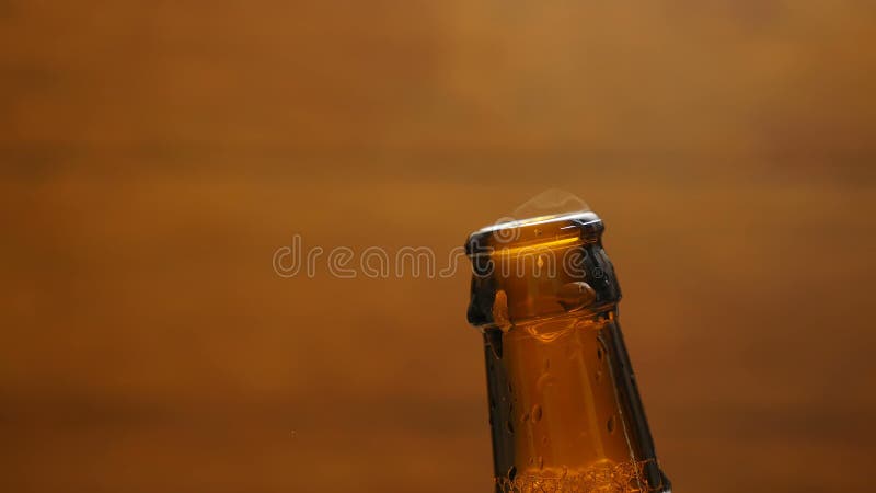 Garrafa fria de abertura da cerveja com vapor e pulverizador (close up)