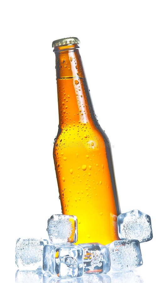 Garrafa inclinada da cerveja fresca com gelo e gotas fotos de stock royalty free Garrafa inclinada da cerveja fresca com gelo e gotas fotos de stock royalty free