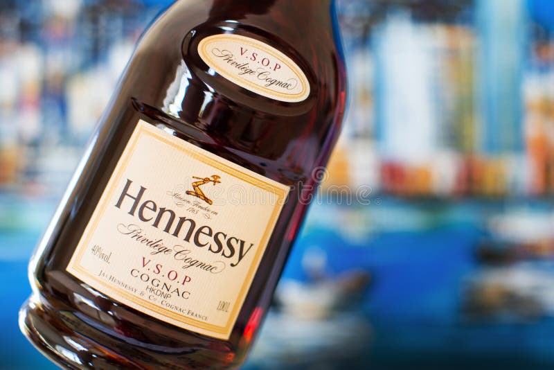 Garrafa mundialmente famosa de Hennessy Casa do conhaque com as matrizes no conhaque, França foto de stock royalty free Garrafa mundialmente famosa de Hennessy Casa do conhaque com as matrizes no conhaque, França foto de stock royalty free