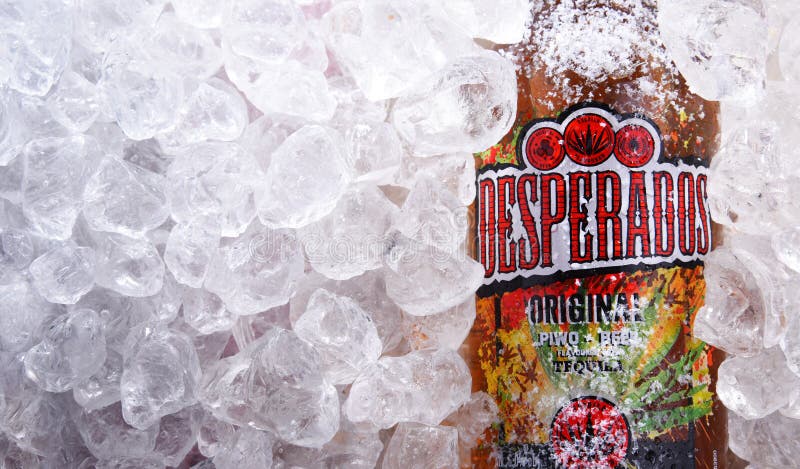 Garrafas De Cerveja De Desperados No Balde Com Gelo Esmagado