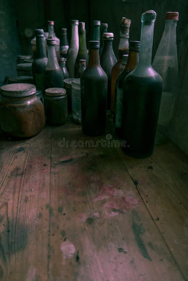 Garrafas de vidro em uma cozinha velha Lotes da sala para o texto foto de stock royalty free Garrafas de vidro em uma cozinha velha Lotes da sala para o texto foto de stock royalty free
