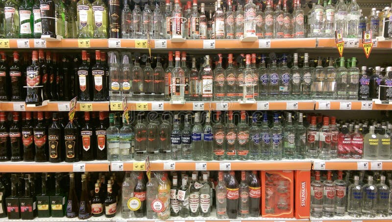 Garrafas do licor no supermercado imagens de stock royalty free