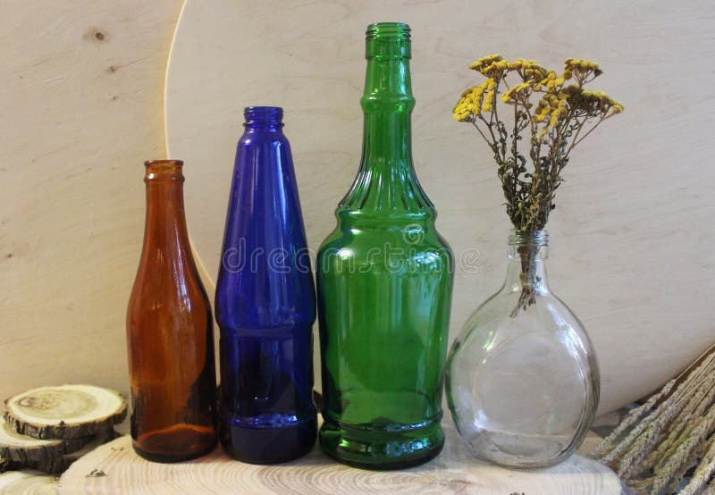 Garrafas vazias coloridas fotografia de stock