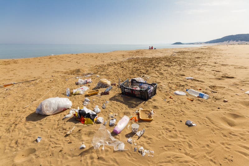 Garrbage na pięknej Złotej plaży w Karpasia, Cypr zdjęcie stock Garrbage na pięknej Złotej plaży w Karpasia, Cypr zdjęcie stock