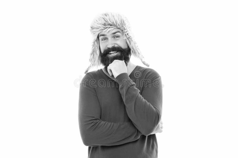 Gars mûr joyeux avec barbe en earflape chapeau isolé sur fond blanc mode hiver photos libres de droits