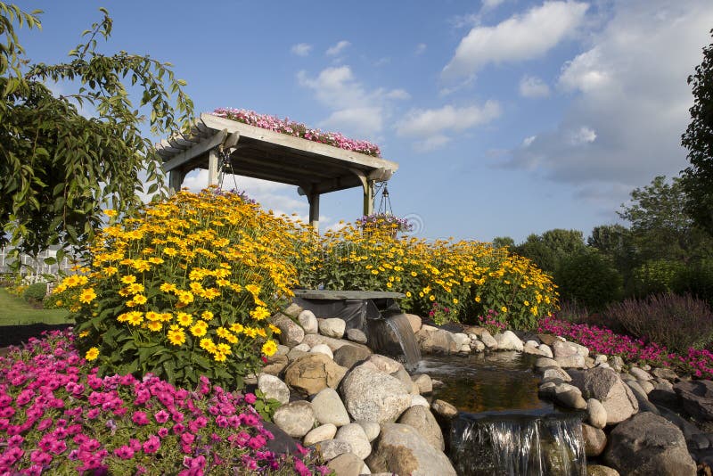GartenBlumen Und Pergola Mit Hellem Blauem Himmel