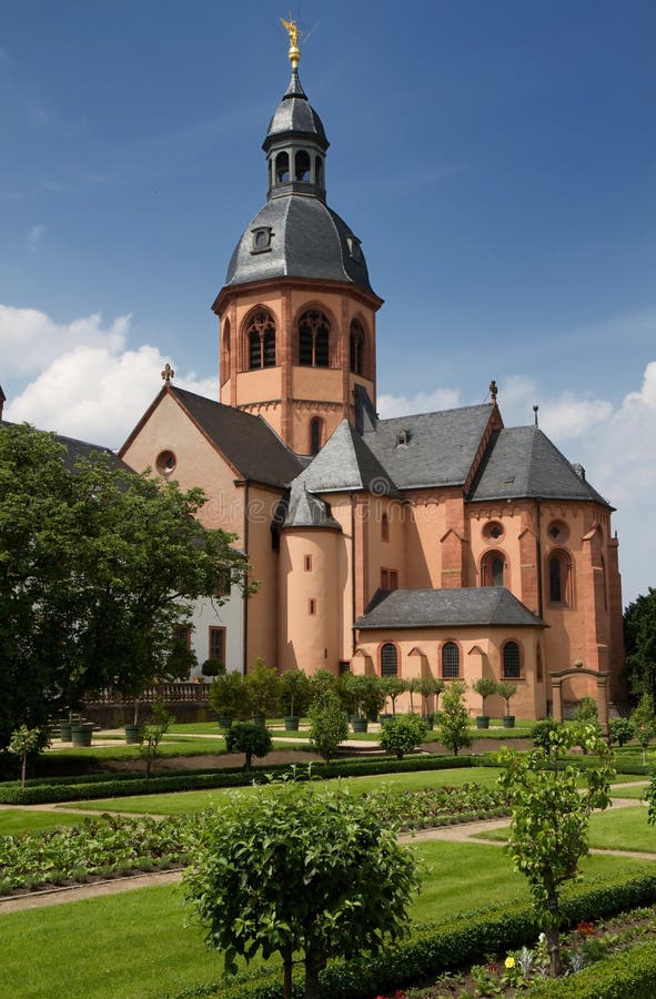 Garten Des Klosters Seligenstadt Stockfoto Bild von garten