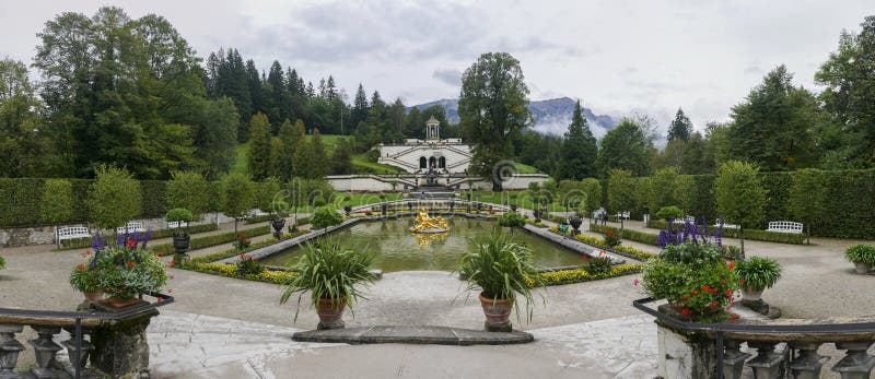 Garten des Linderhof-Palastes lizenzfreie stockfotografie Garten des Linderhof-Palastes lizenzfreie stockfotografie
