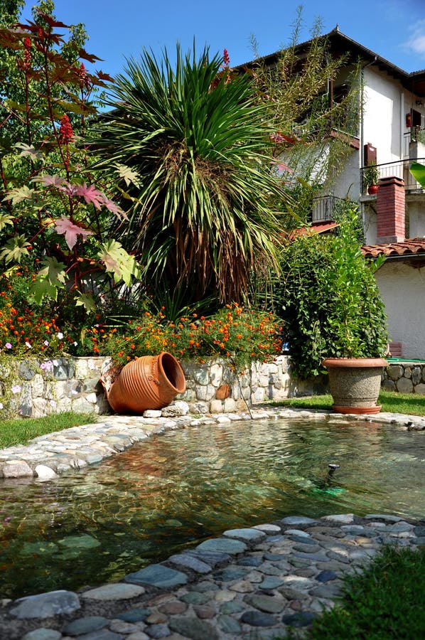 Garten Mit Brunnen Stockfoto Bild Von Brunnen Garten 56465184