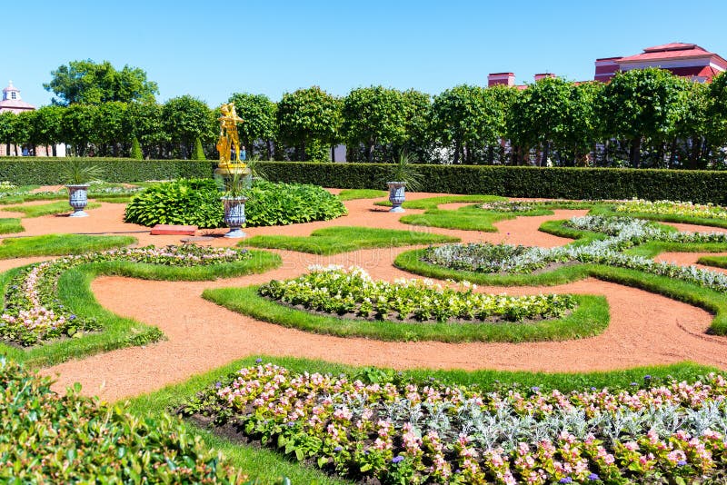 Garten In Peterhof-Palast In St Petersburg, Russland Redaktionelles