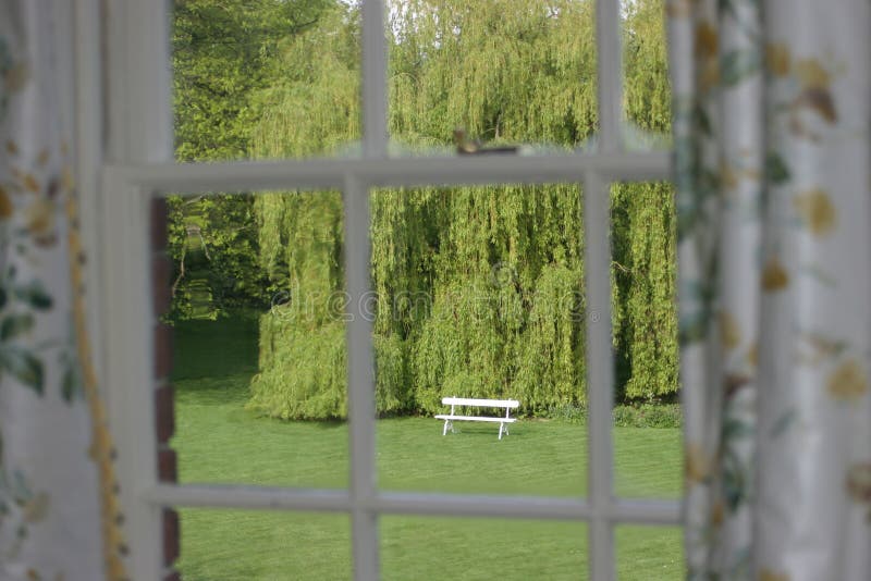 Download Garten-Sitz Gesehen Durch Fenster Stockfoto - Bild von weide, bequem: 41798