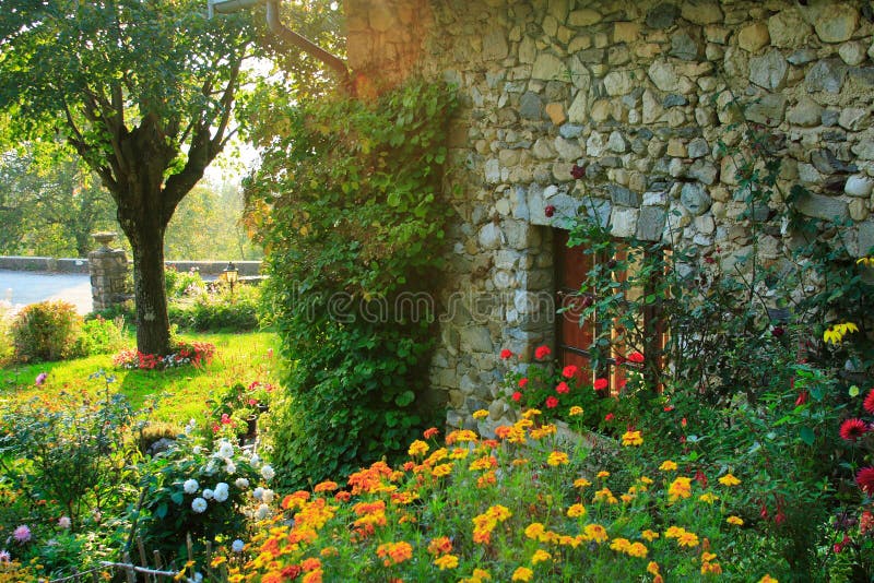 Garten und altes Haus lizenzfreies stockfoto Garten und altes Haus lizenzfreies stockfoto