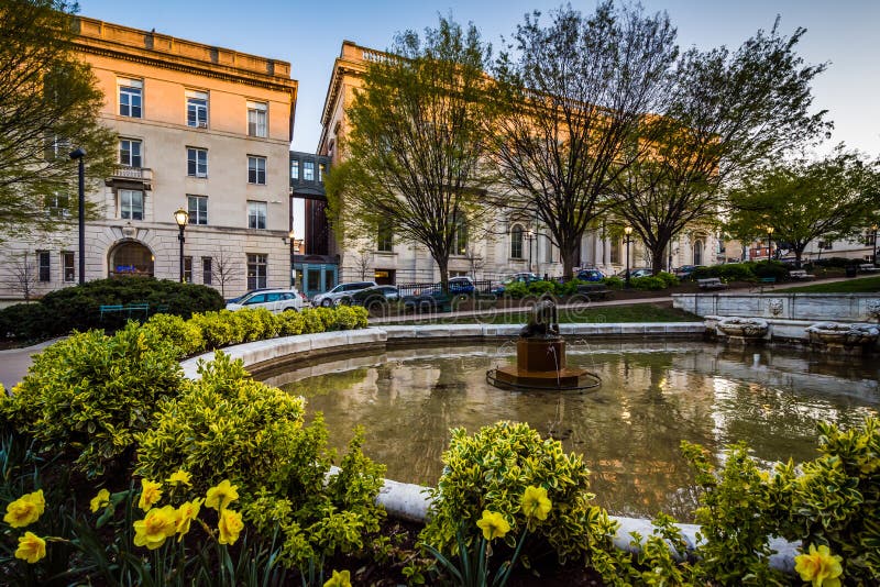 Garten und Brunnen an einem Park und Gebäude in Mount Vernon, B lizenzfreies stockbild Garten und Brunnen an einem Park und Gebäude in Mount Vernon, B lizenzfreies stockbild