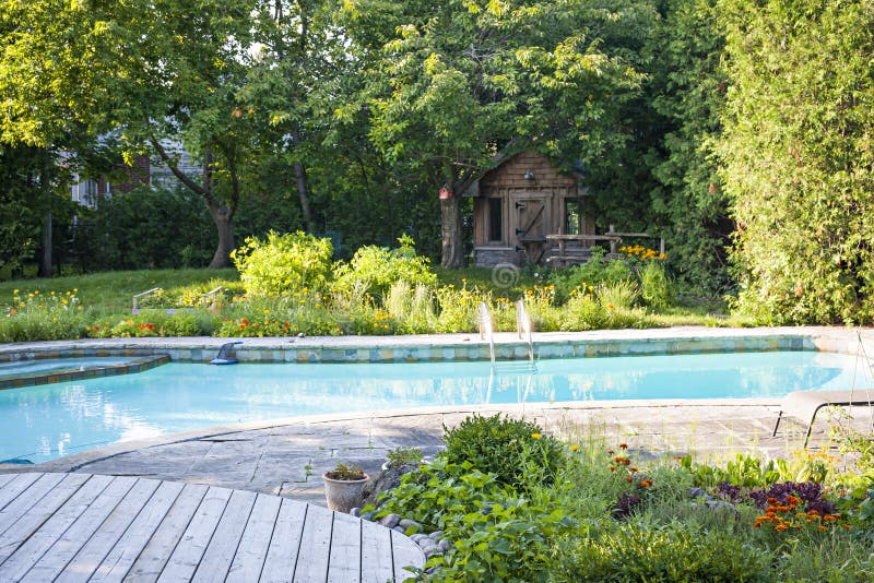 Garten und Swimmingpool im Hinterhof