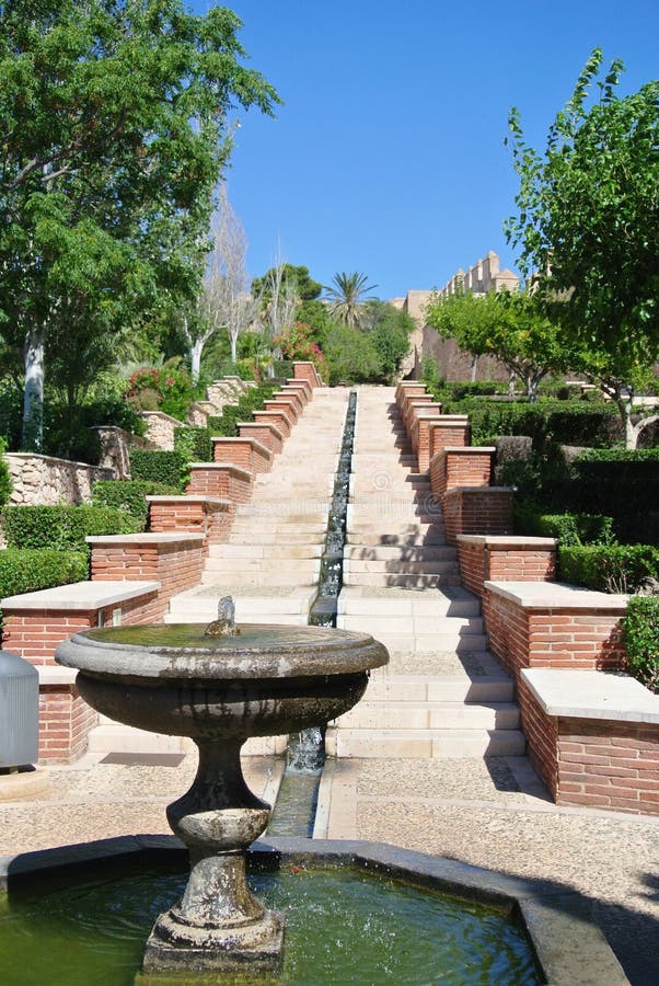 Garten von Alcazaba von Almeria in Andalusien, Spanien, an einem sonnigen Tag lizenzfreies stockbild Garten von Alcazaba von Almeria in Andalusien, Spanien, an einem sonnigen Tag lizenzfreies stockbild