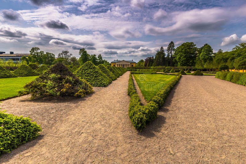 UppsalaGartenBank Mit Rosen Parken In Schweden Stockbild