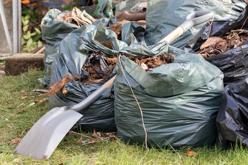 Gartenabfall Brown-Blätter und -abfall gesammelt von der Gartenarbeit sauber lizenzfreies stockbild Gartenabfall Brown-Blätter und -abfall gesammelt von der Gartenarbeit sauber lizenzfreies stockbild