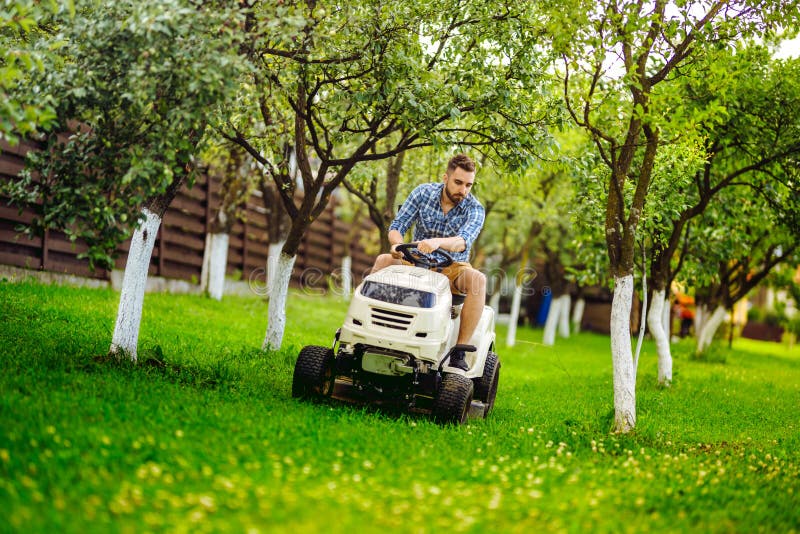 Gartenarbeit Arbeitet Mit Gut Aussehender Mann Mit Rasenmäher