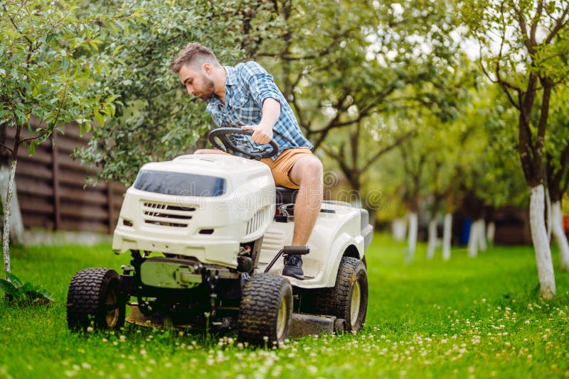 Gartenarbeit Arbeitet Mit Gut Aussehender Mann Mit Rasenmäher