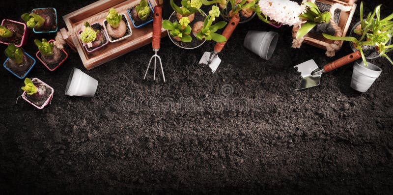 Gartenarbeithilfsmittel und -anlagen Frühlingsgarten bearbeitet Konzept stockfotos