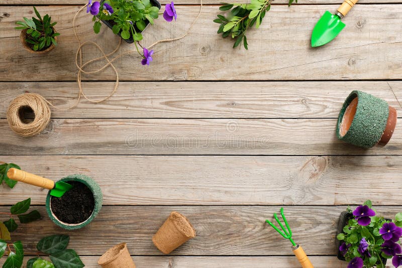 Gartenarbeitwerkzeuge, Blumen, Anlagen und Boden auf Weinleseholztisch Frühling im Gartenkonzepthintergrund mit Kopienraum für lizenzfreie stockfotografie Gartenarbeitwerkzeuge, Blumen, Anlagen und Boden auf Weinleseholztisch Frühling im Gartenkonzepthintergrund mit Kopienraum für lizenzfreie stockfotografie