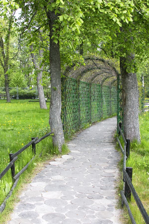 Gartenbahn mit Bogen stockfoto. Bild von betrieb, nave