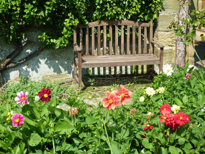 Bank im Garten stockfoto. Bild von decorate, field
