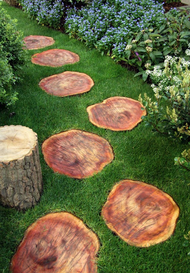 Gartenpfad mit Holz und Rasen lizenzfreies stockbild Gartenpfad mit Holz und Rasen lizenzfreies stockbild