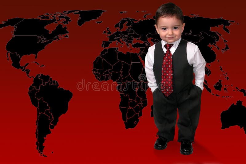 Garçon adorable d'enfant en bas âge dans le procès restant sur le monde image libre de droits