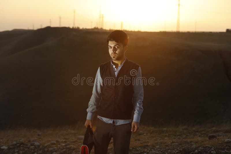 Garçon au coucher du soleil photographie stock libre de droits Garçon au coucher du soleil photographie stock libre de droits